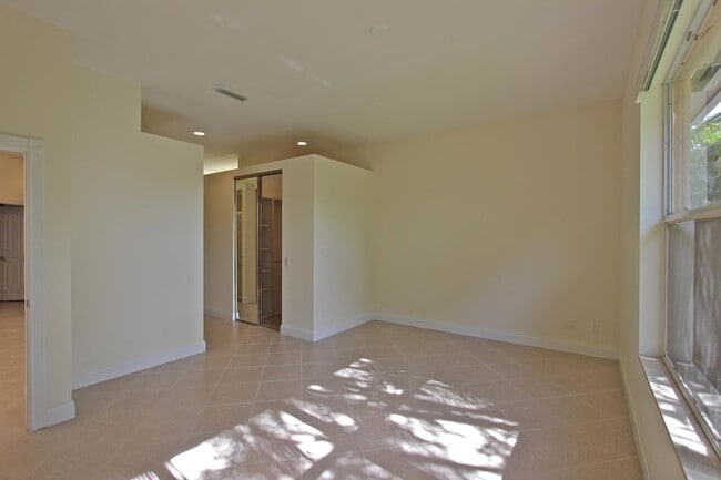 Building Photo - 200 S Hampton Dr