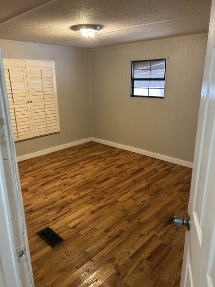 Bedroom 2 - 503 Vanzant Rd