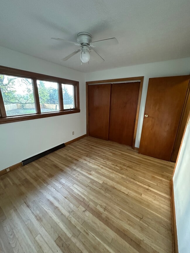 Building Photo - 3637 Sunset Dr