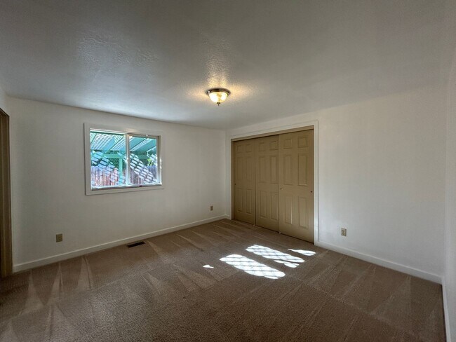 Building Photo - 4 Bedroom / 2 Bathroom Home in SW Redmond