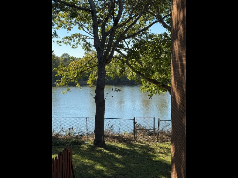 Building Photo - 515 Basswood Ave