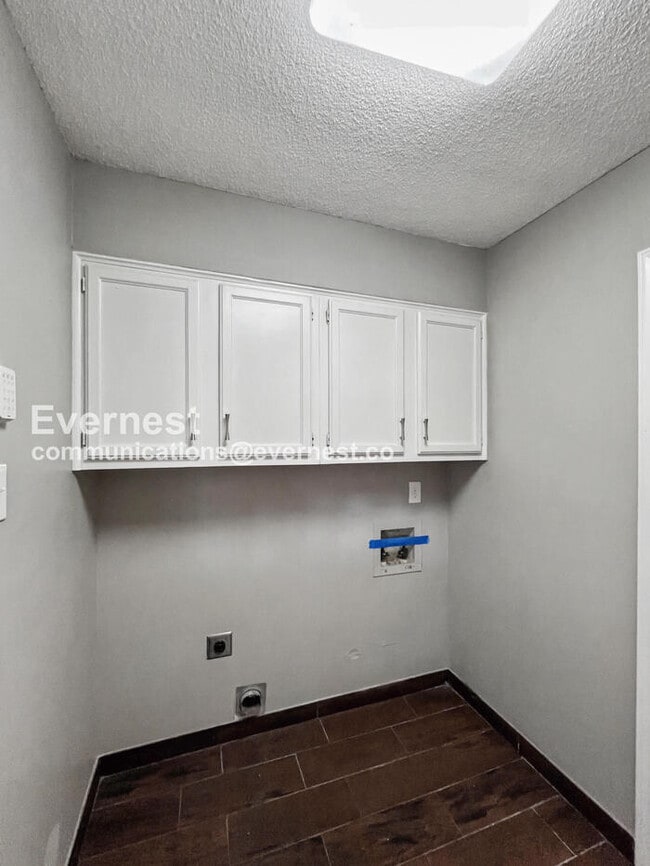 Building Photo - 7125 Crestridge Rd