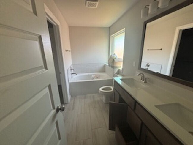 Building Photo - 4006 Lynford Ln