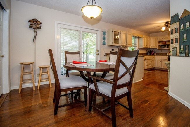 Building Photo - 3 bed, 2.5 bath Duplex