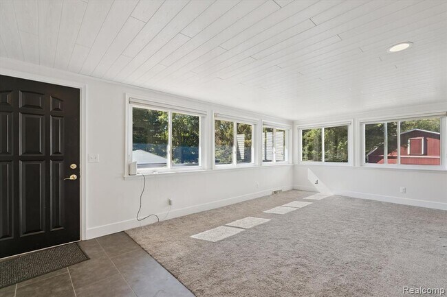 Building Photo - 2860 E Coon Lake Rd