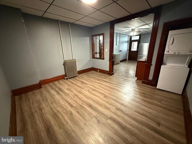 Building Photo - 10 E Main St