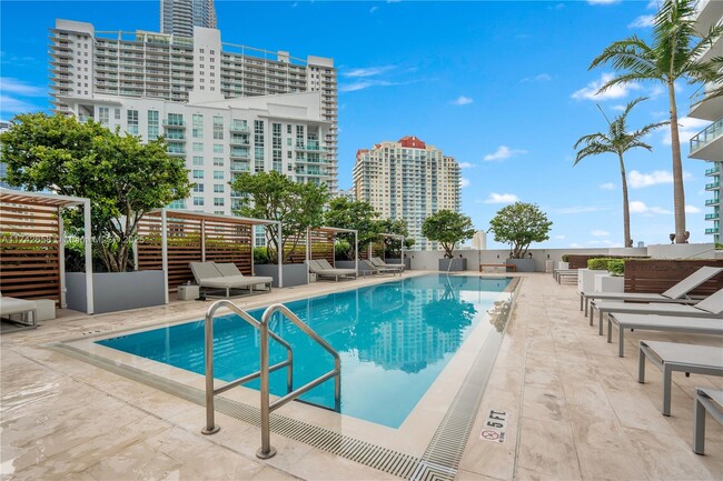 Building Photo - 1300 Brickell Bay Dr