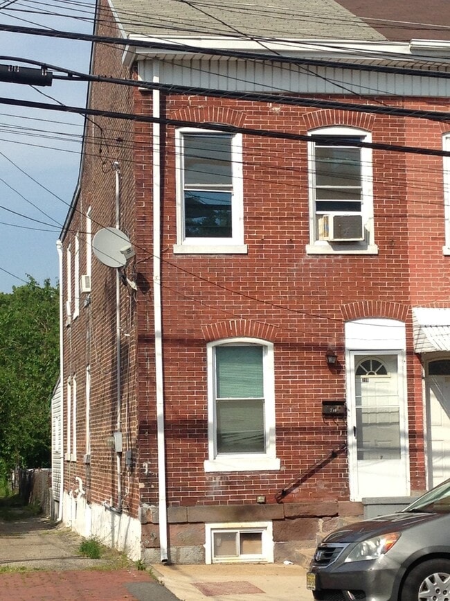 Building Photo - 716 Mulberry St