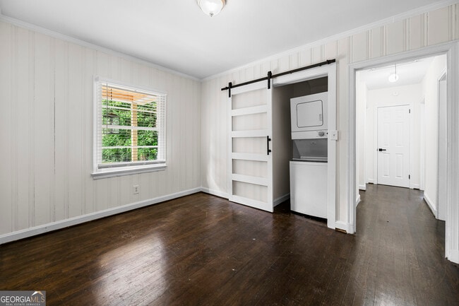 Building Photo - 990 Lindridge Dr NE