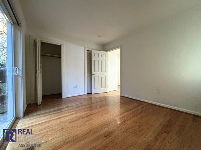 Building Photo - Charming 3BR/2BA End Unit Townhome-Now Available!!