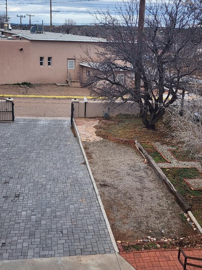 Building Photo - 502 Alicia St