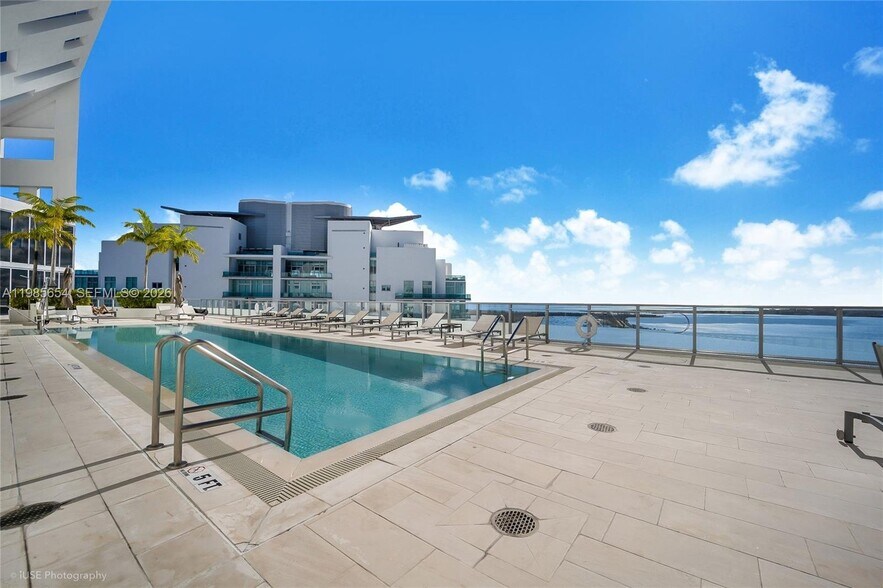Building Photo - 1300 Brickell Bay Dr