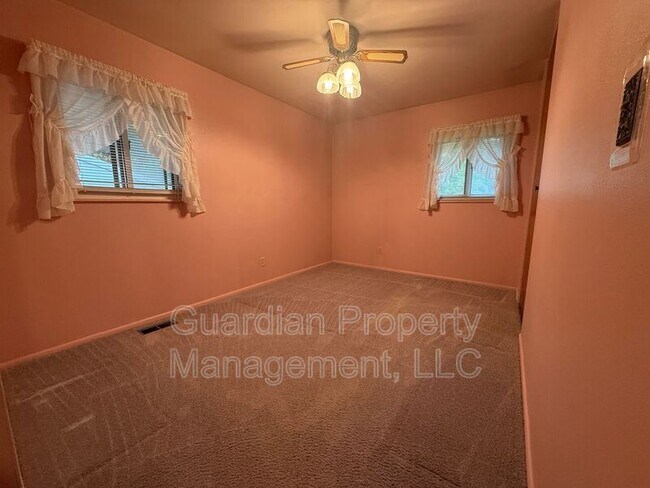 Building Photo - 5008 Valley Ln