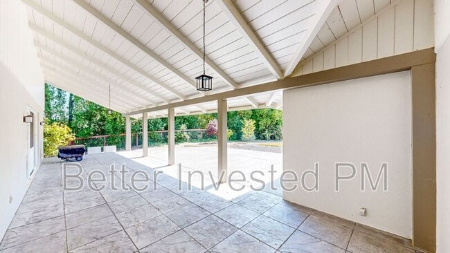 Building Photo - 475 Country Club Dr