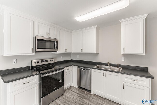 Building Photo - 2402 Mcclain Cir NW