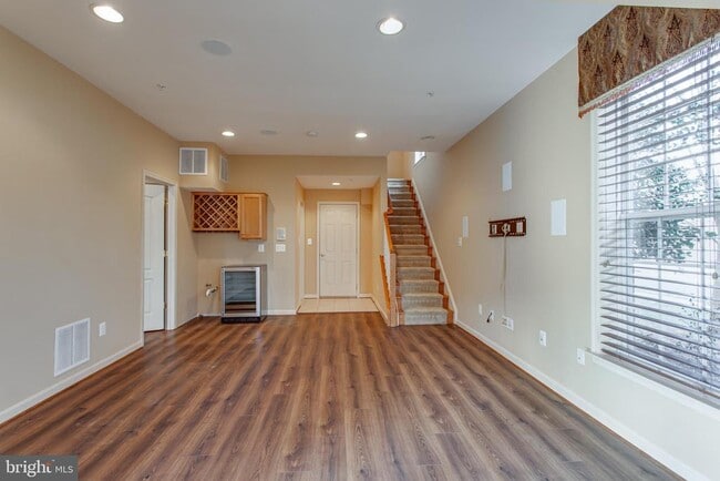 Building Photo - 22000 Avonworth Square