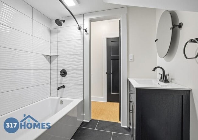 Building Photo - Modern Two Bedroom with Balcony in Holy Cross