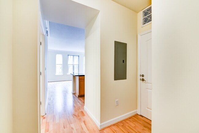 Building Photo - Logan Circle Studio Apartment for Rent Ava...