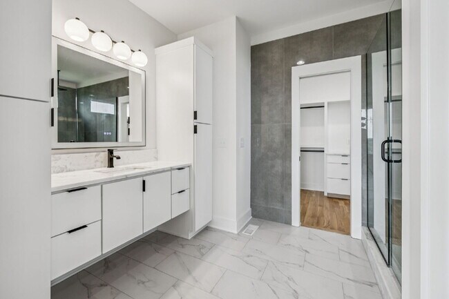 Building Photo - "Spacious 4-Bed, 4-Bath Gem in Nashville -...