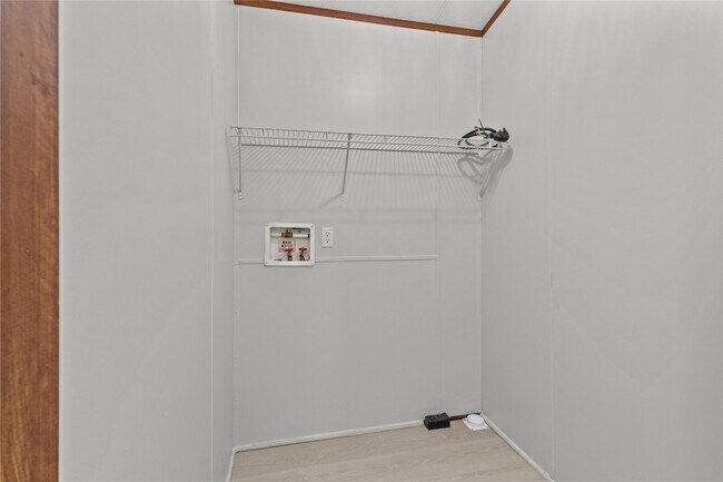 Building Photo - 15930 Pine St