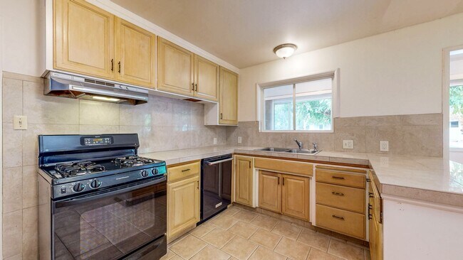 Building Photo - 1426 3rd St