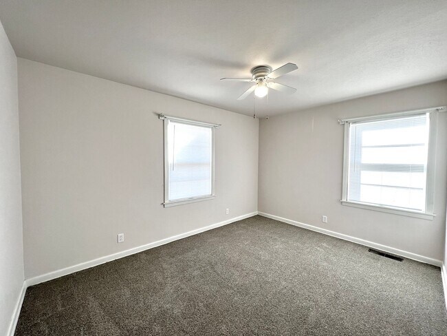 Building Photo - Newly Renovated 2 bed/1 bath Home with att...