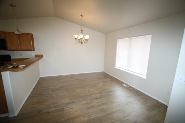 Building Photo - 3 Bedroom Eagle River Townhouse!