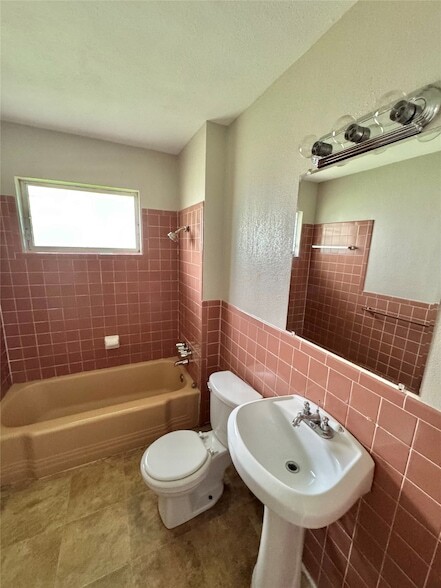Building Photo - 2358 Inadale Ave