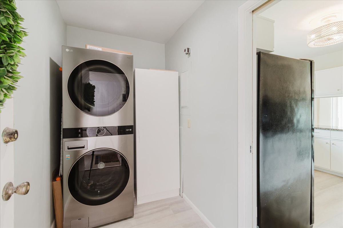 Building Photo - 311 Island Way