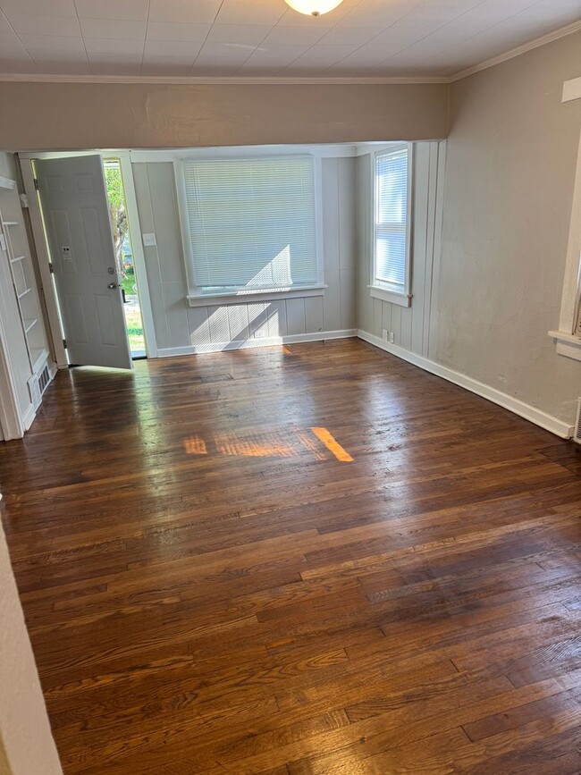 Building Photo - 2 Bedroom House - RENT SPECIAL!