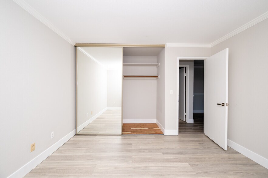 Building Photo - 851 Woodside Way