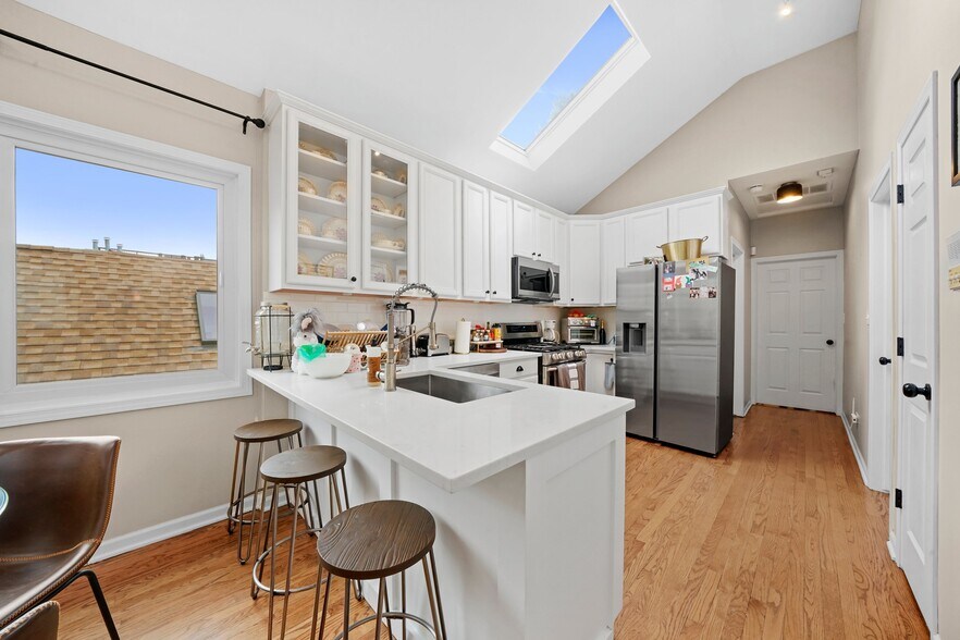 Building Photo - 1028 N Wolcott Ave