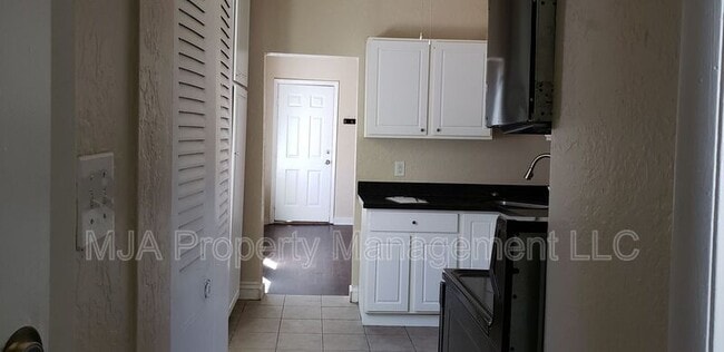 Building Photo - 1041 S 200 W