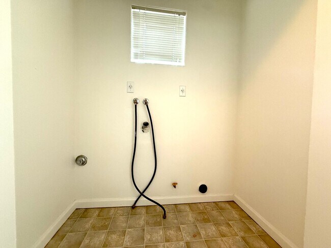 Building Photo - 2054