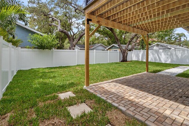 Building Photo - 3232 W Oakellar Ave