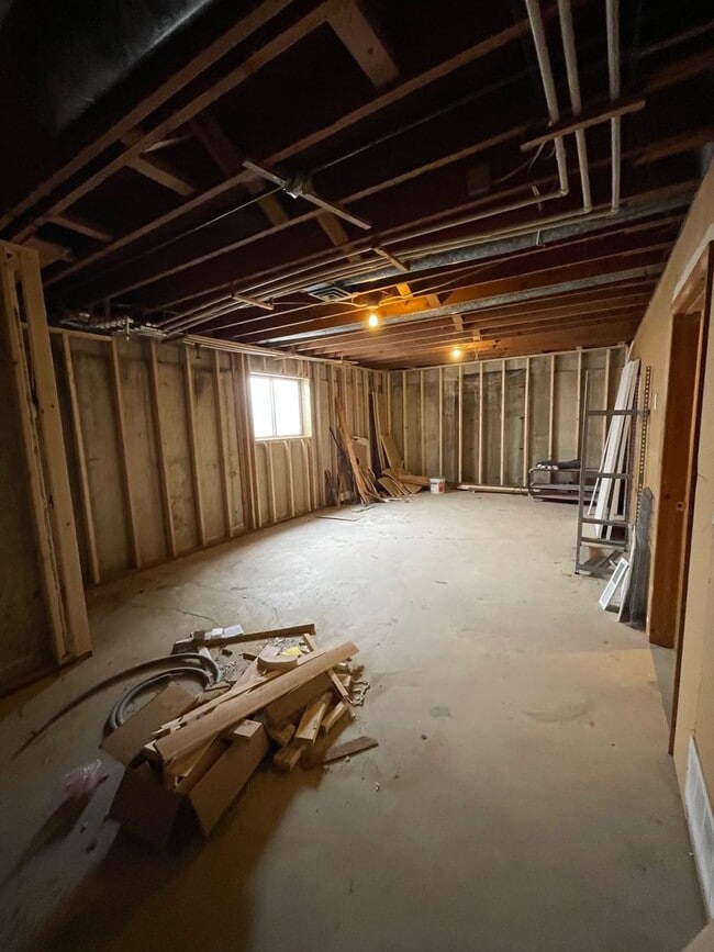 Building Photo - Charming 2 Bed 2 bathroom home with tons of storage space!