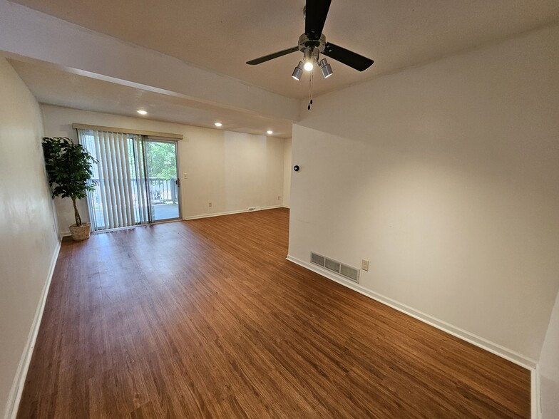 Dining area open to 11' X 19' Living Room & access to deck. Recessed lighting for bright atmosphere. - 2353 Mailand Ct E