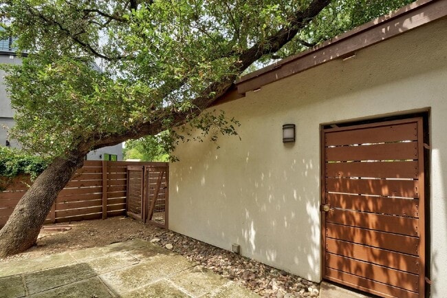 Building Photo - 2111 Melridge Pl