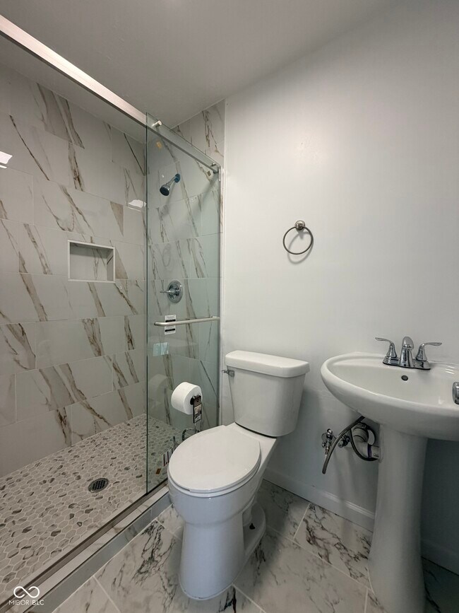 Building Photo - 1351 Woodpond N Roundabout