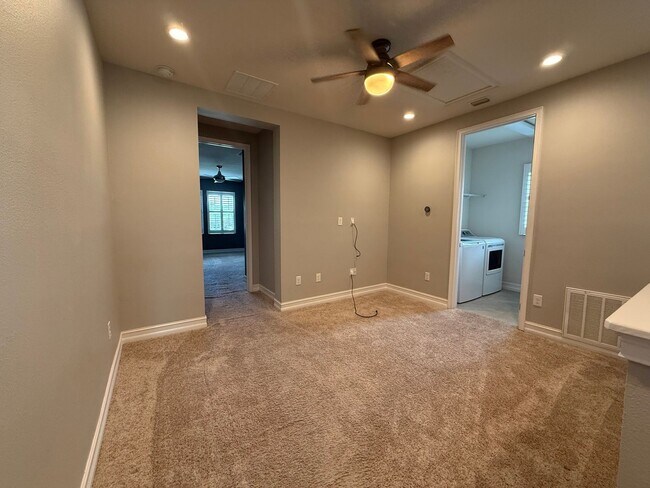 Building Photo - Beautiful Townhome in Lutz