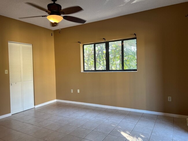 Building Photo - Pretty, updated 1 bed, 1 bath in Fort Lauderdale