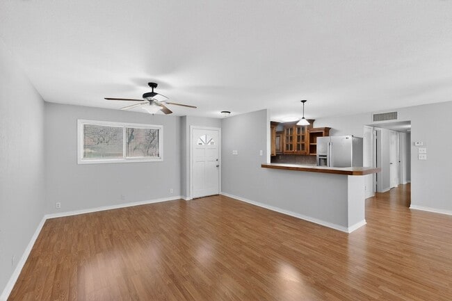 Building Photo - 1900 Mimosa Dr