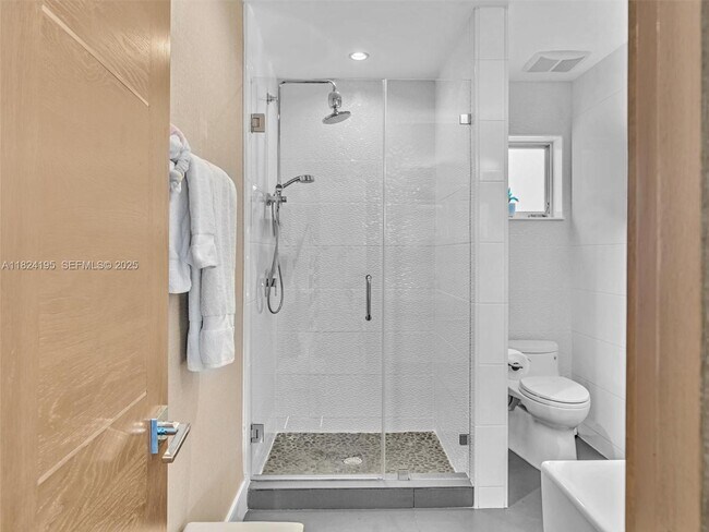 Building Photo - 307 Holiday Dr