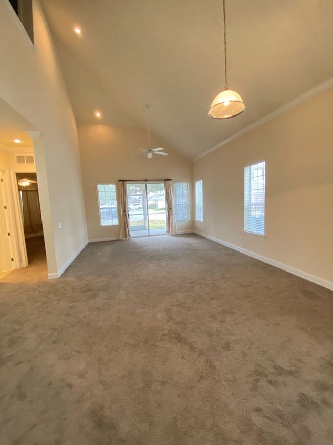 Building Photo - Spacious 3/3.5 Condo with Garage in Fleming Island