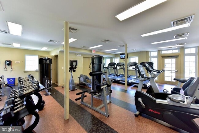 Building Photo - 4113 S Four Mile Run Dr