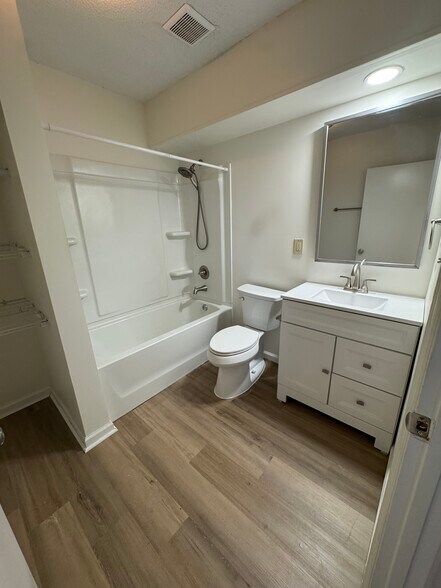 Building Photo - 114 Woodglen Dr