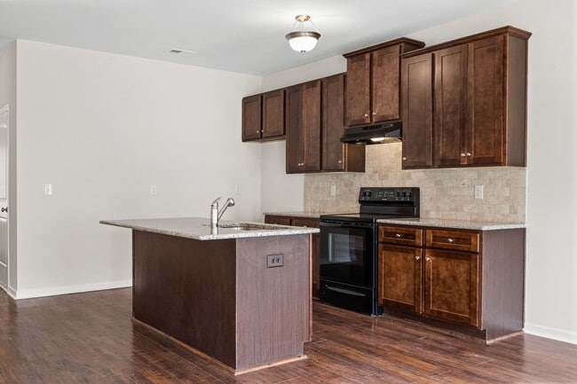 Building Photo - 3 Bedroom Townhome in Jonesboro!