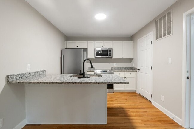 Building Photo - 852 N May St