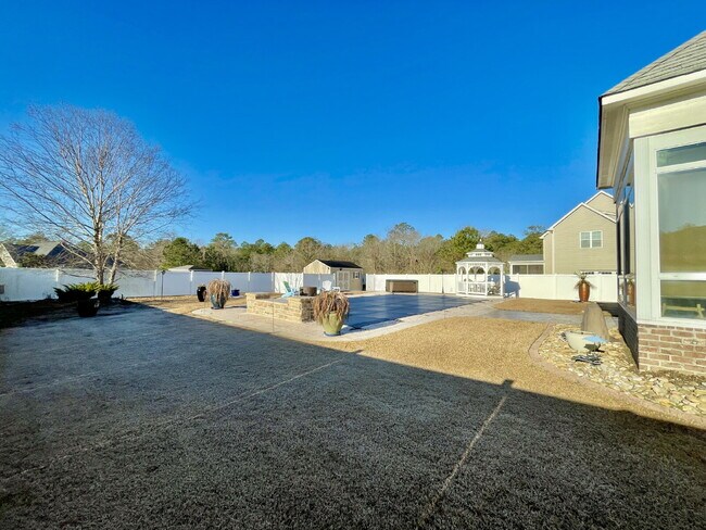 Building Photo - 4 Bed, 2 Bath Nest With Pool In Mariner's Pointe