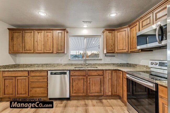 Building Photo - Remodeled 3-Bed Upstairs Residence with Ga...